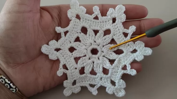 Easy Crochet Snowflake Flower Pattern